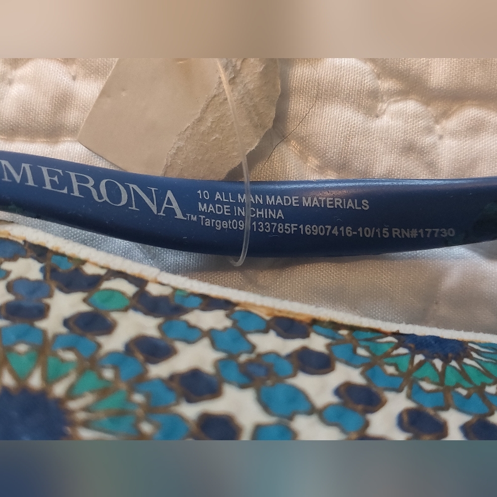 New blue flip flops. - Picture 5 of 11